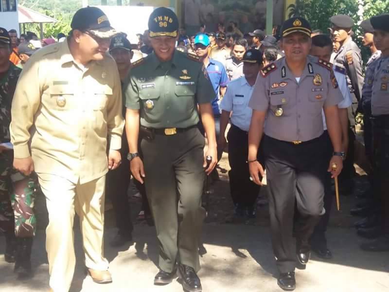 - Bupati Dompu H.Bambang M.yasin di temani oleh dandim 1614 Dompu dan kapolres Dompu terjun langsung ke lokasi gempa bumi dan memantau langung kondisi wilayah yg terkena Dampak gempa bumi yg melanda kabupaten Dompu tepatnya di kec. Pekat 