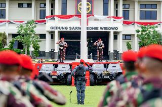 Penyematan Baret Merah Dan Brevet Komando Kopassus Kepada Kapolri ...